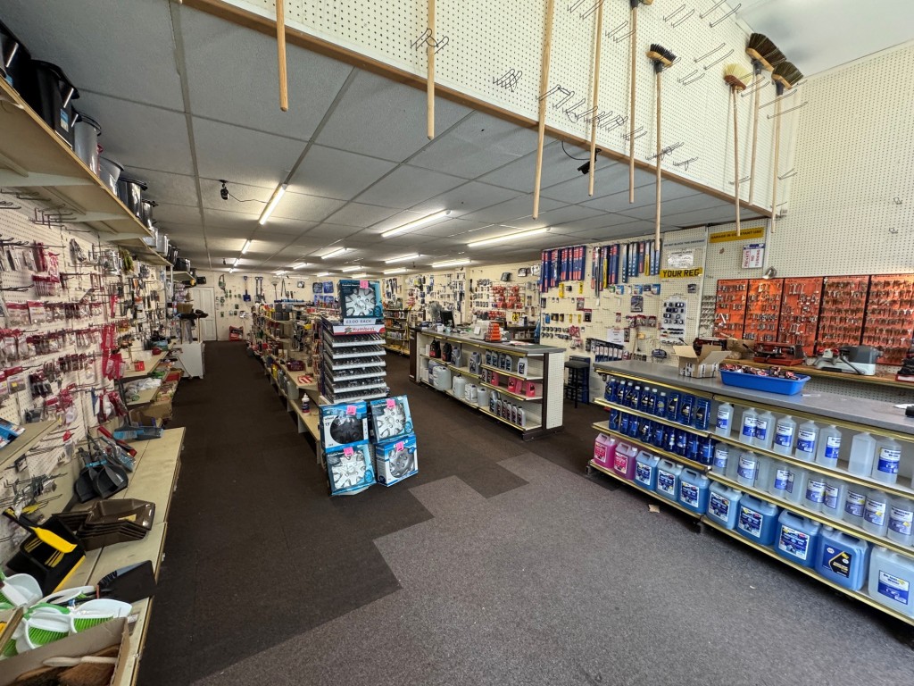 Lot: 33 - FREEHOLD VACANT SHOP, VACANT TWO-BEDROOM FLAT PLUS TWO-BEDROOM INVESTMENT FLAT IN PRIME LOCATION - Inside shop - retail area - view 2